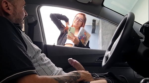 Masturbaçao arriscada na rua em público para gostosa na rua!