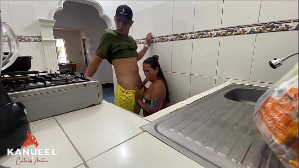 SORPRENDO A MI CUÑADA DE CUL DIO ENORME EN LA COCINA Y TERMINAMOS FOLLANDO DE PIE