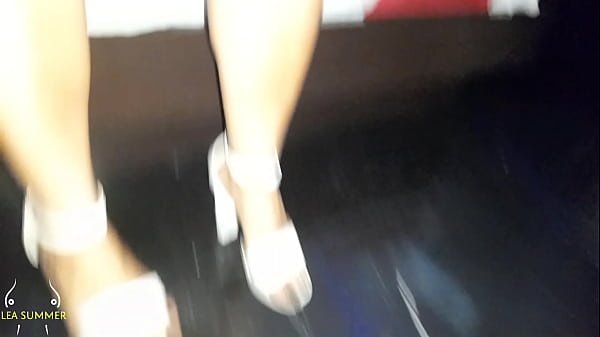 Esposa infiel esta tan caliente que se toca el coño y el culo mientras espera a su amante en un hotel, mientras su marido cornudo trabaja.