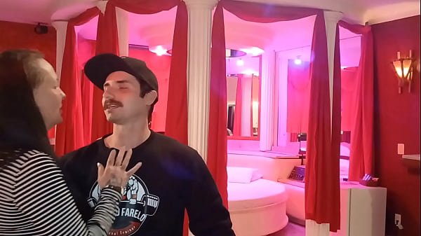 Levei a coroa tesuda para ela ver minha pingola bem dura, e buceta dela se impressionou com as bolas