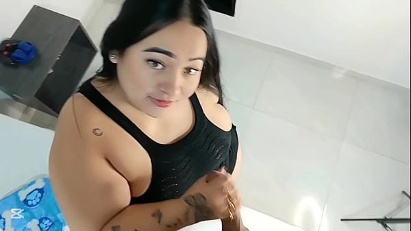 Mi madrastra siempre busca la manera de mostrarme y moverme su enorme culo para que la folle como a ella le gusta