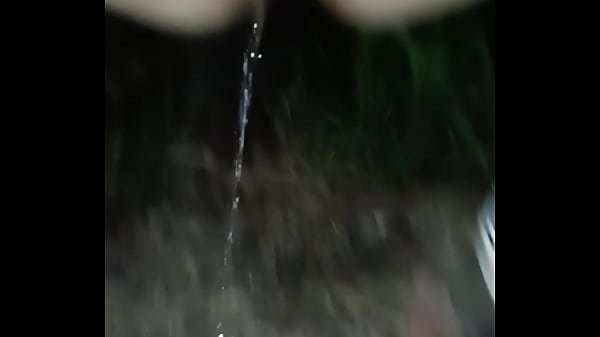 Preparandose antes de follar, meada chocho