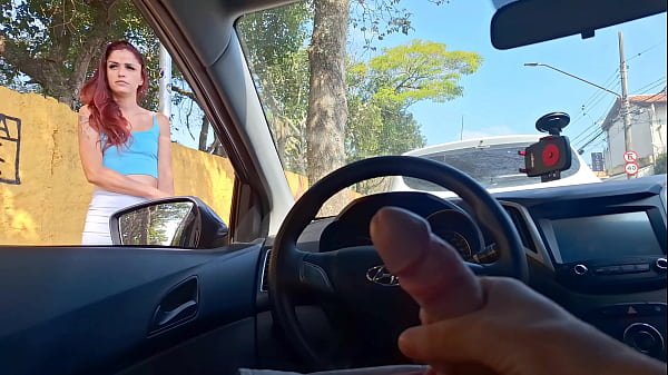 Punheta arriscada para safada na rua que estava no ponto de ônibus!